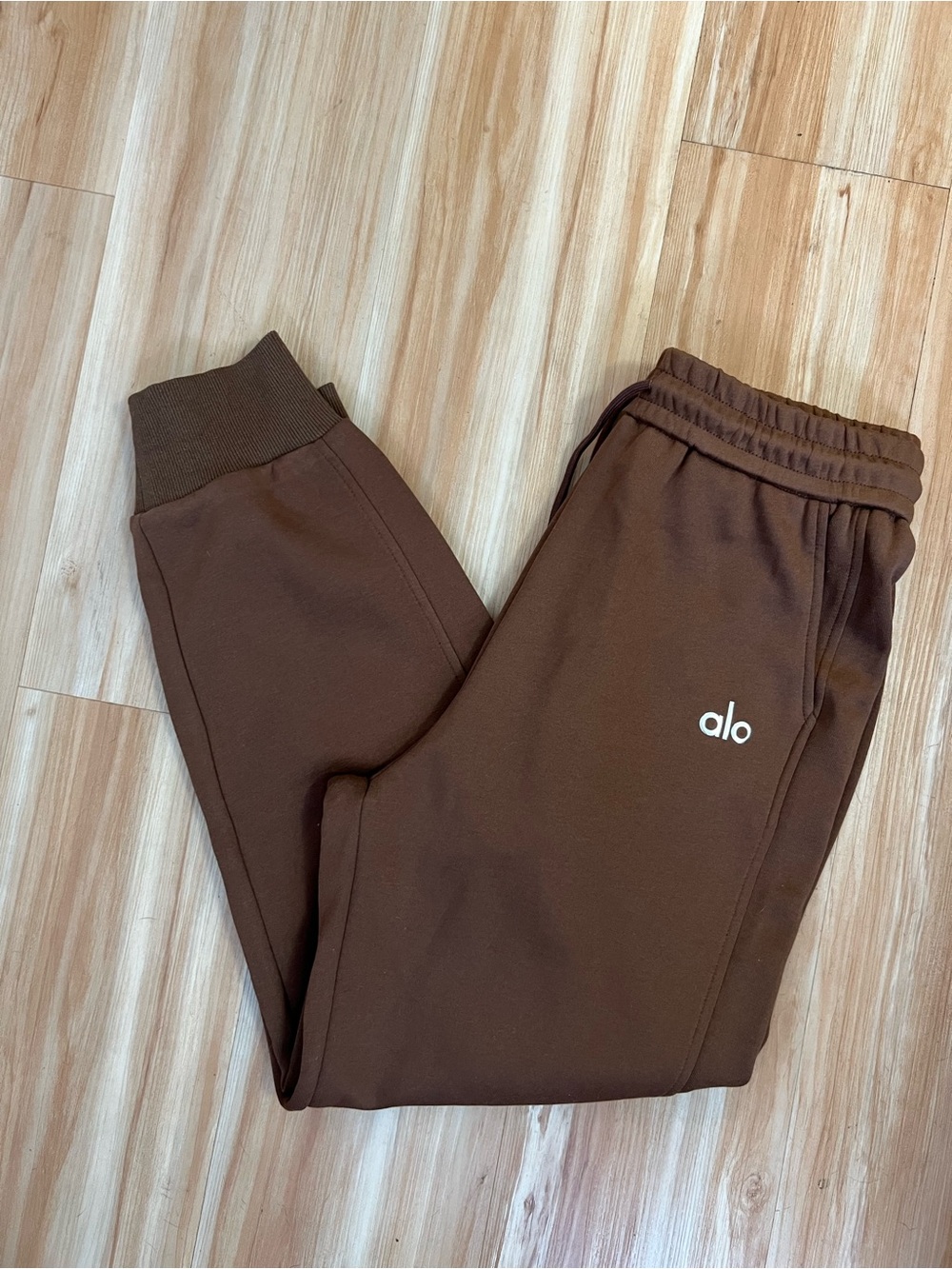 ALO Yoga Brown Crewneck Sweatshirt & Joggers Set - Picture 3 of 5